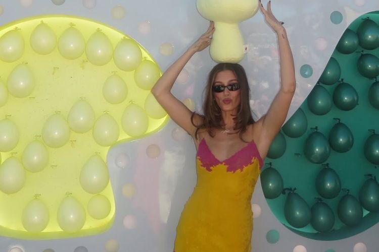 Pesona Vintage! Hailey Bieber Gemparkan Coachella 2026 dengan Gaun Dior Koleksi 1998